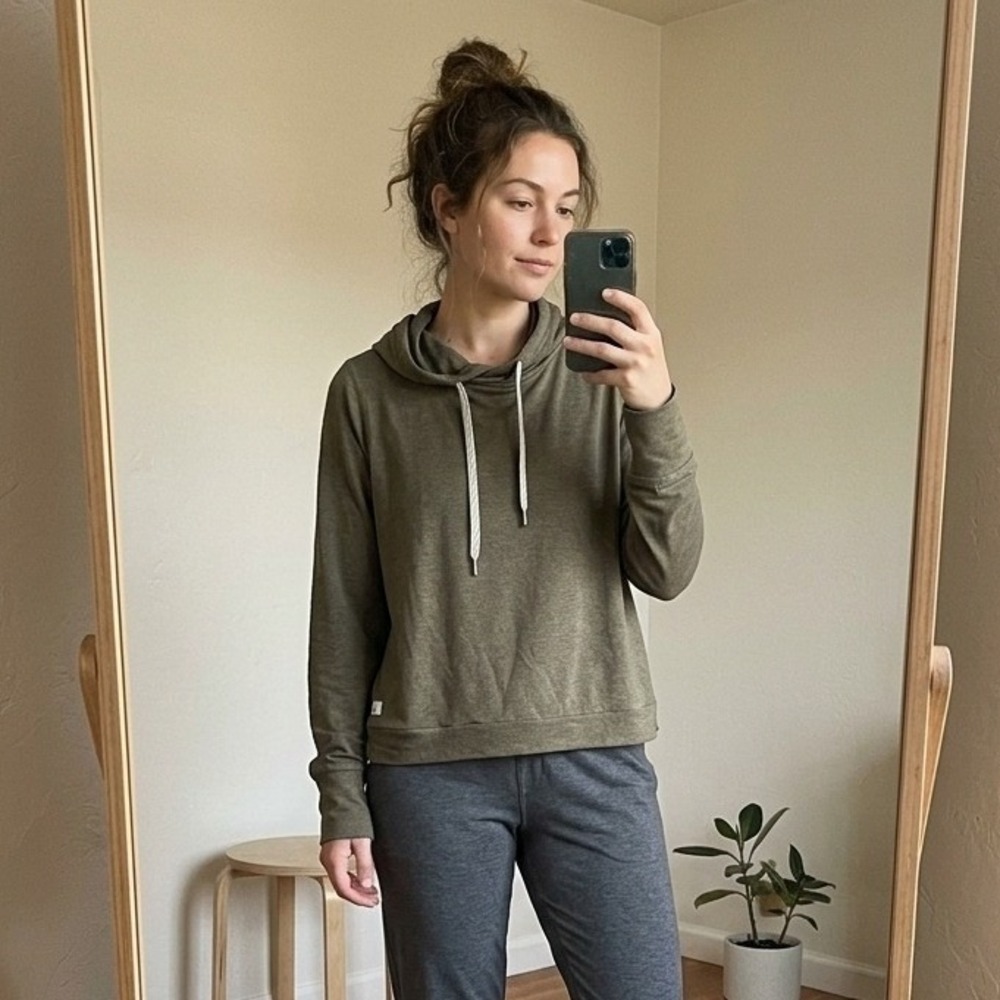 Vuori Womens Halo Essential Hoodie Large Green Cowl Neck Thumbhole Athleisure